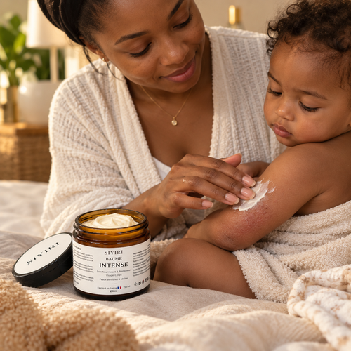 Maman appliquant le Baume intense SIYIRI sur la peau de son bébé