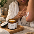 Femme appliquant le Baume Intense SIYIRI sur son bras pour nourrir et adoucir la peau