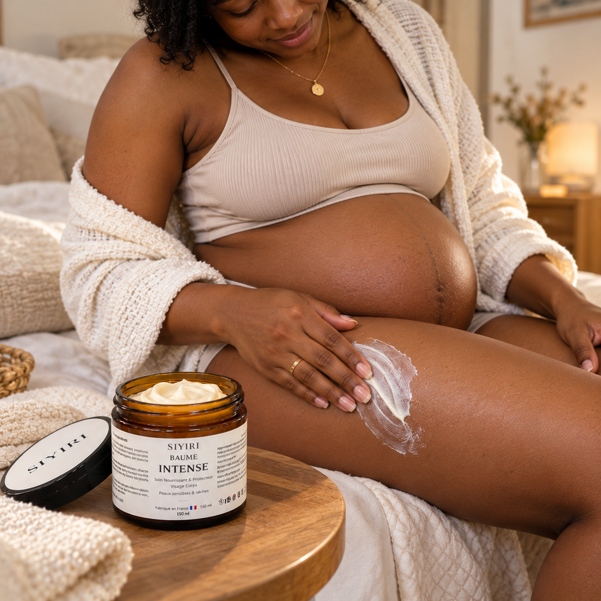 Femme enceinte appliquant le Baume Intense SIYIRI sur sa peau
